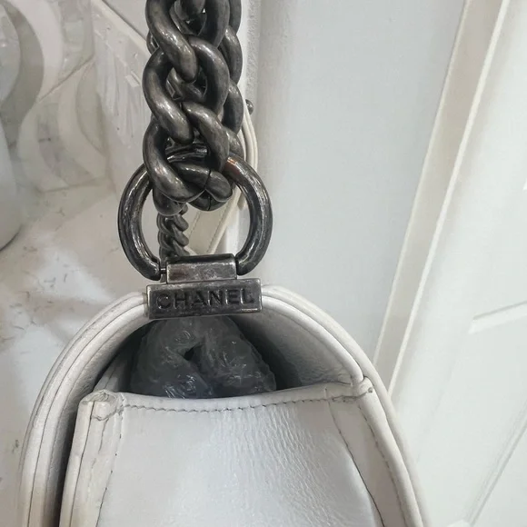 Chanel White Quilted Leather Chain Boy Bag. Great condition. - Picture 6 of 13